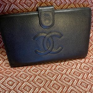 AuthenticCHANEL CC Logo Black Caviar Skin Long
Bifold Wallet /1A9729